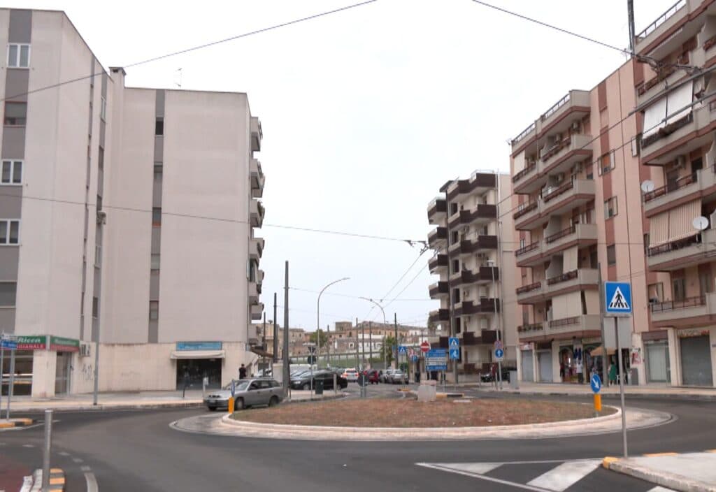 "Non ho nessuno al mondo", bimbo di 8 anni e il papà sventano suicidio di una 20enne