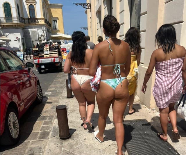 Gallipoli, stop a torso nudo e in costume in città: ordinanza fino al 30 settembre