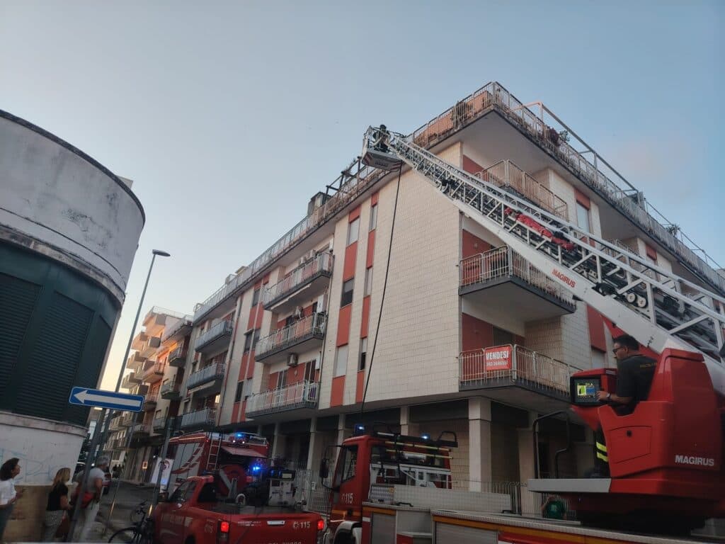 Incendio in una casa, i condomini fuggono dalle loro abitazioni