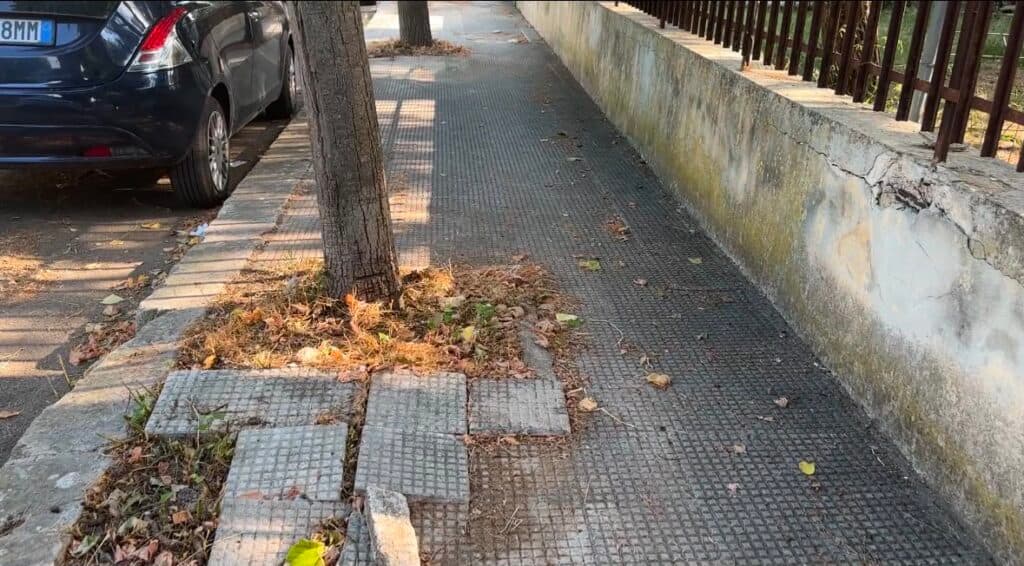Marciapiedi troppo alti e devastati, sos dei residenti: “Anziani intrappolati a casa”  