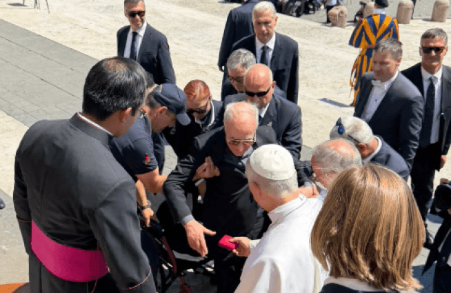 Sviene per il caldo e il Papa lo soccorre: l'anziano prete è di Martina Franca