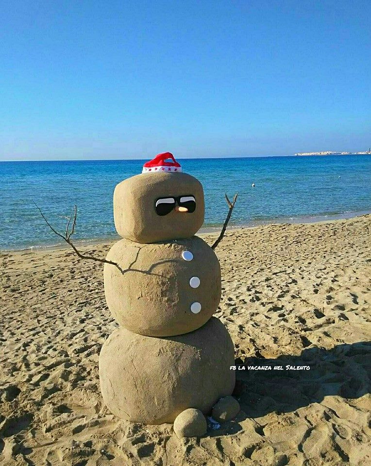 Natale al mare: in Salento i pupazzi non si fanno di neve ma di sabbia |  Telerama News