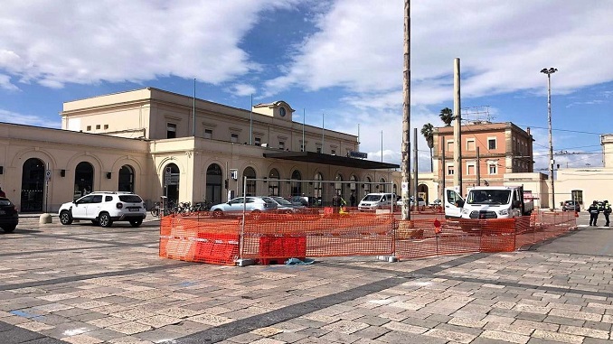 Stazione di Lecce, Commissione per lavori