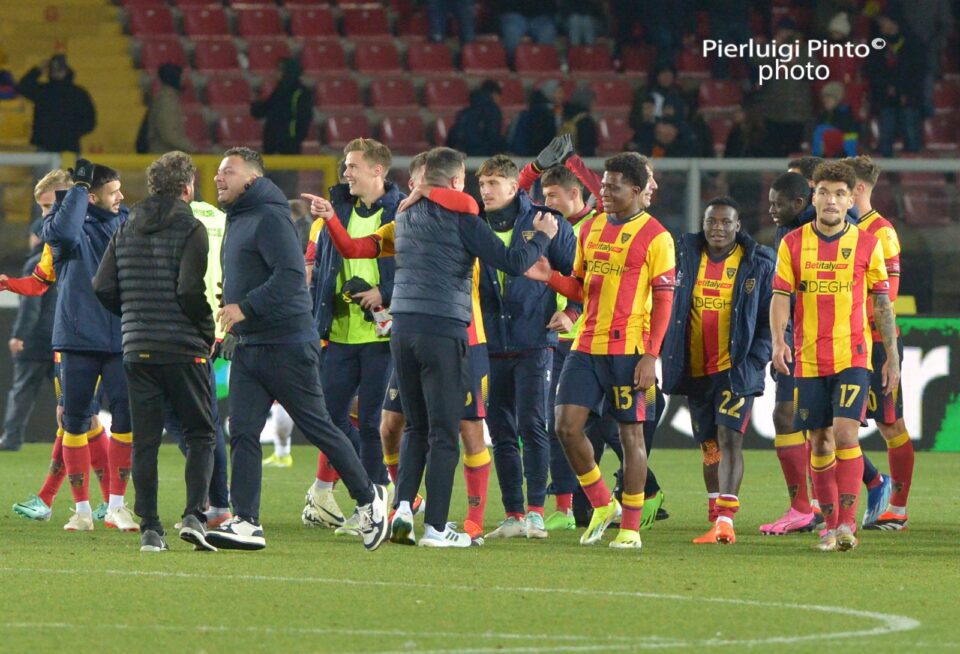 Lecce, serie A, squadra giallorossa dopo la vittoria con la Fiorentina