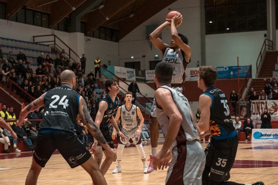 Uno dei canestri di Stewart in HDL Nardò-Latina