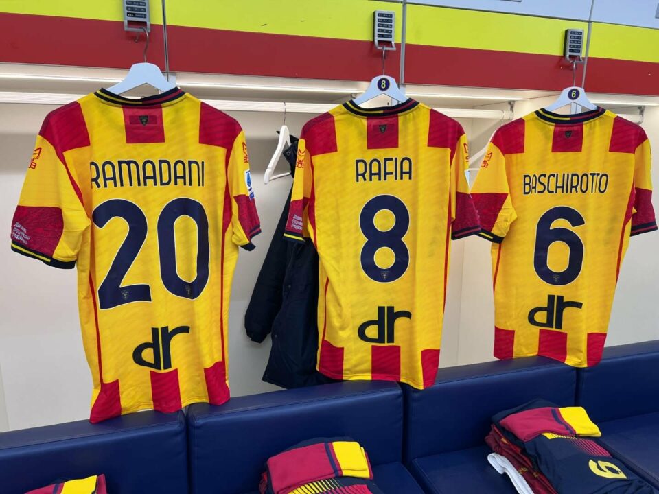 lo spogliatoio del Lecce con le maglie giallorosse