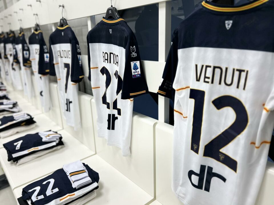 Il Lecce a Bologna gioca con la maglia bianca