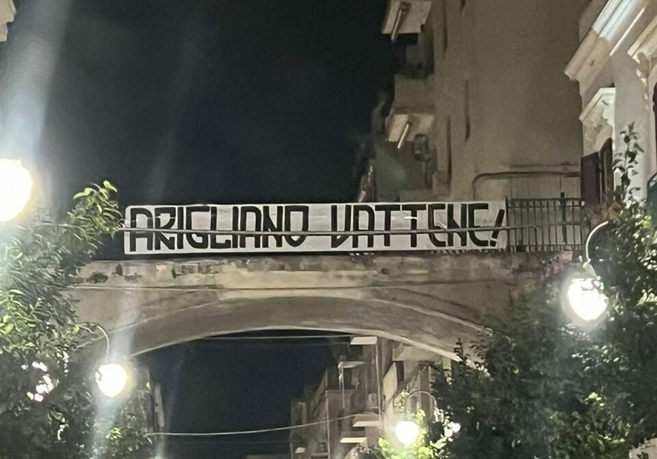 Uno degli striscioni esposti a Brindisi che chiedono ad Arigliano di lasciare il Brindisi