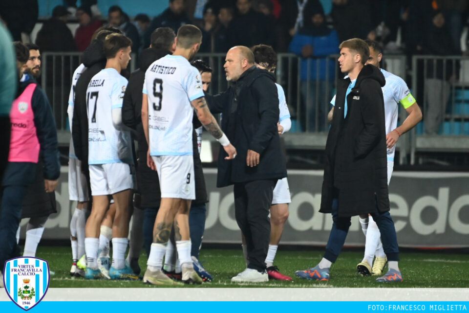 Il tecnico della Virtus Francavilla, Villa a colloquio con i calciatori (foto F. Miglietta)