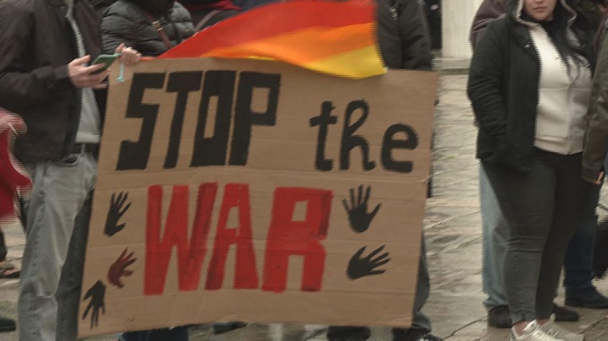 Un cartello di un o dei manifestanti con la frase: "stop the war"