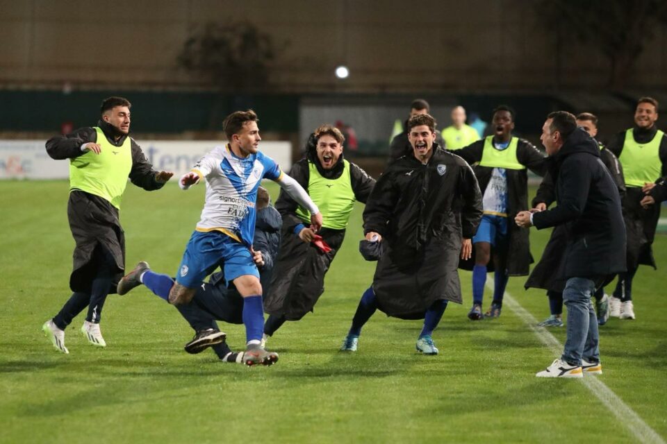 L'Esultanza di Labriola dopo il gl a Monopoli, foto pagina facebook Brindisi FC
