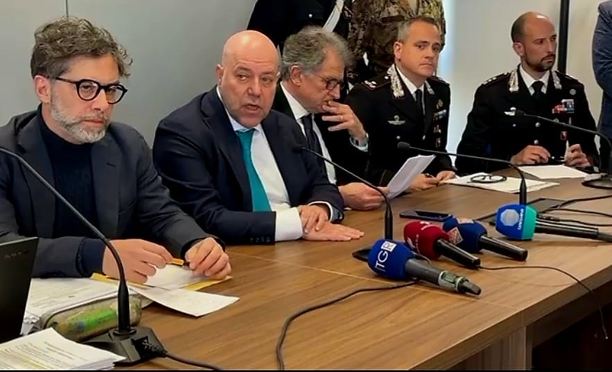 Bari: 56 arresti per traffico droga, “società” mafiosa fra i clan Parisi e Palermiti