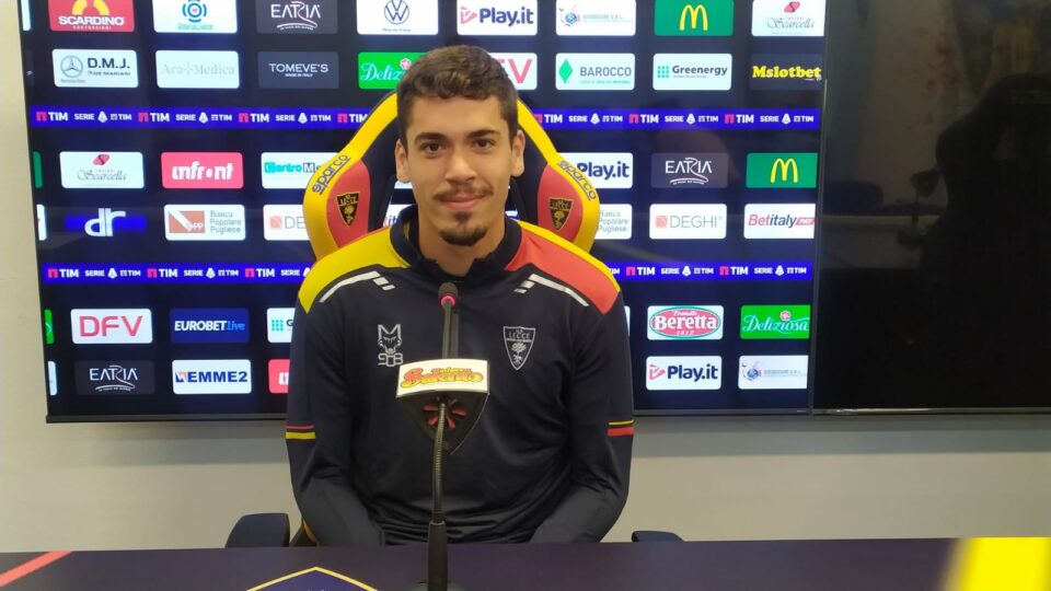 J. Gonzalez, centrocampista del Lecce in conferenza stampa al Via del Mare