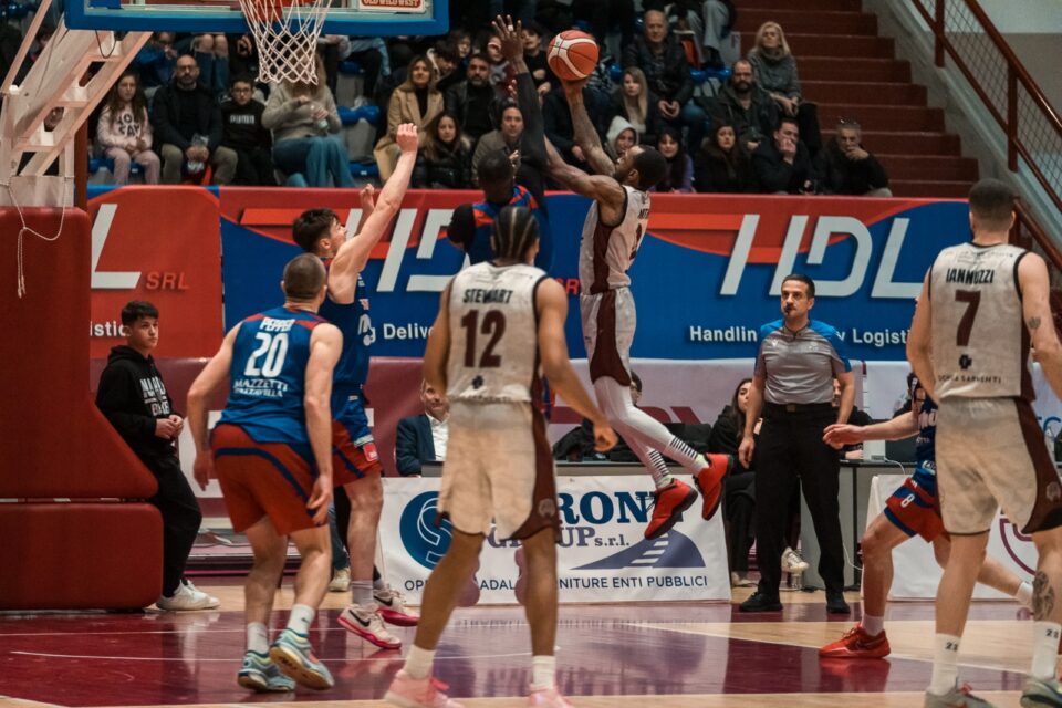 R. Smith in gran spolvero con Monferrato, autore di 36 punti