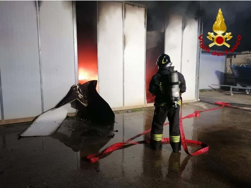 Fiamme capannone oria