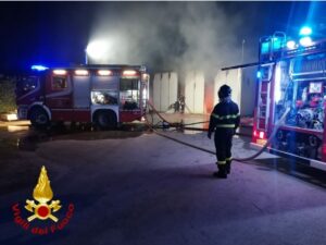 Fiamme capannone oria