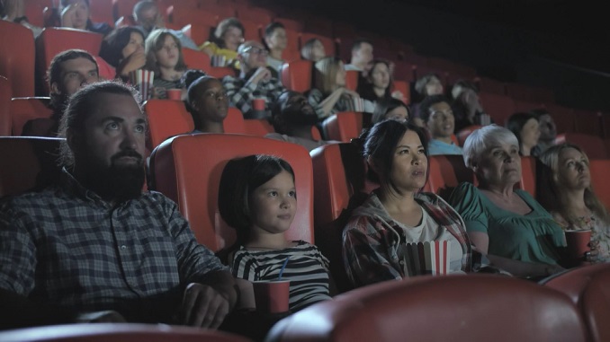 Pubblico generico all'interno di una sala cinematografica