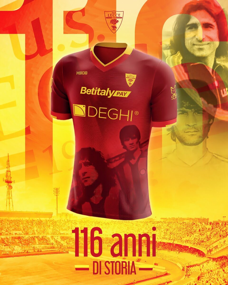 Maglia celebrativa del Lecce con Lorusso e Pezzella
