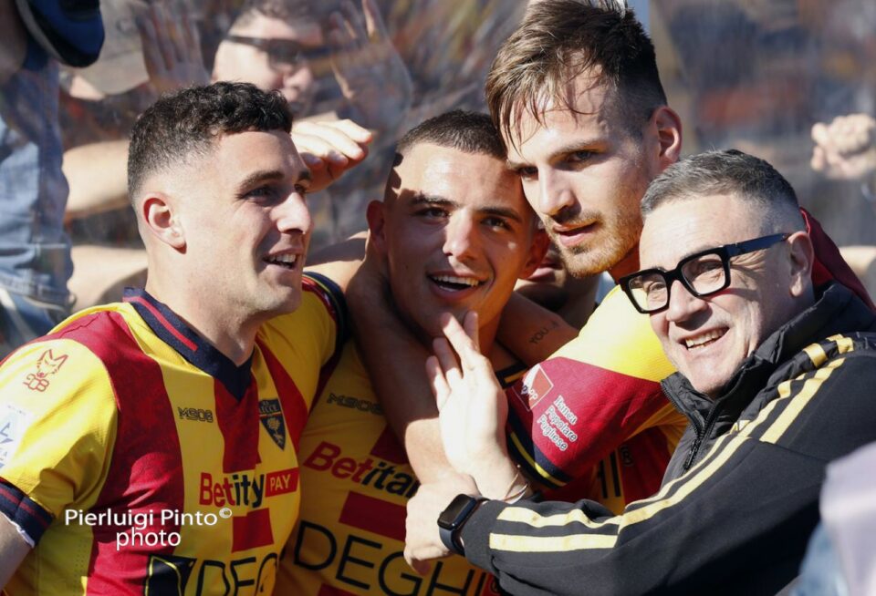 Lecce-Monza esultanza dopo il gol di Krstovic