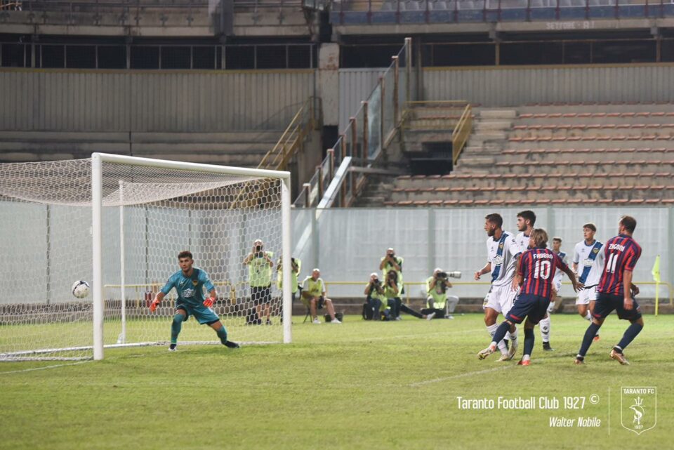 Taranto-Latina, il gol di Zigoni, foto W. Nobile