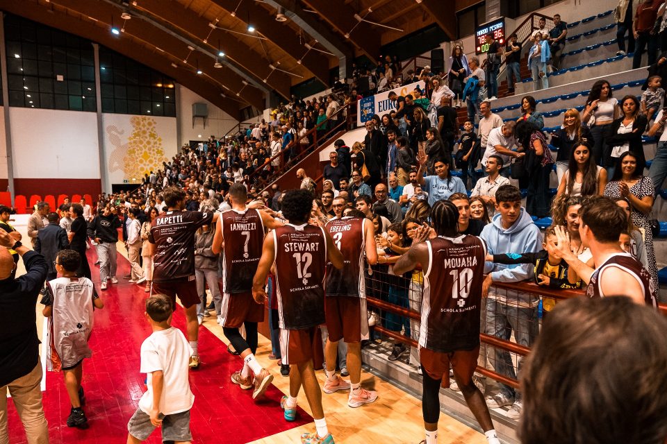 I giocatori di HDL Nardò fanno il giro tra i tifosi al Pala San Giuseppe da Copertino dopo la gara con Pesaro