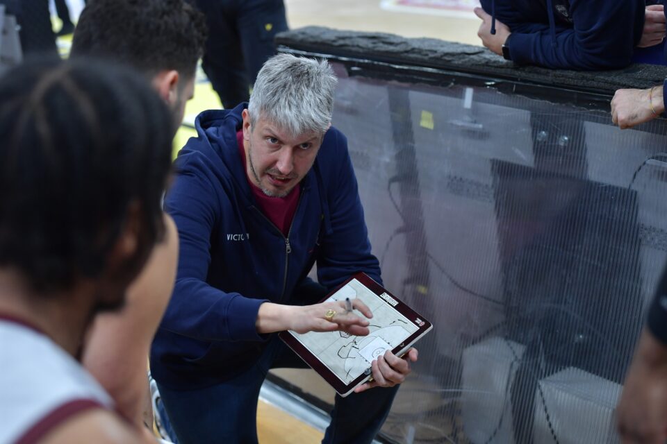 Matteo Mecacci, coach HDL Nardò nella gara di Cividale