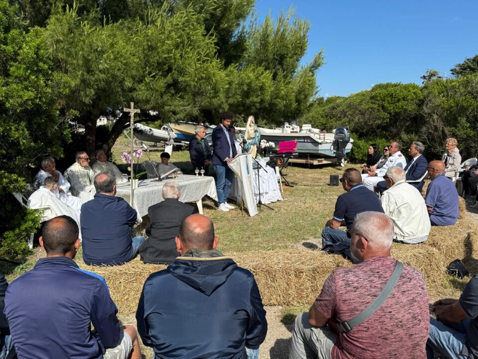 Frigole, i fedeli abbracciano l'Arcivescovo per la visita pastorale