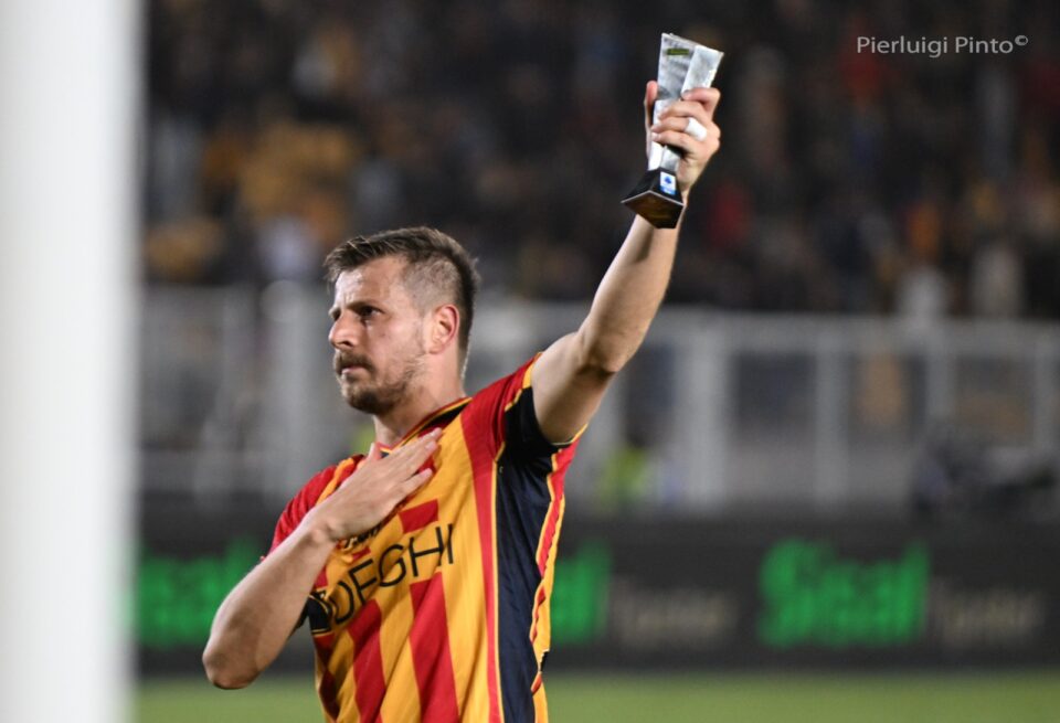 Ylber Ramadani sotto la Curva Nord Lorusso-Pezzella con il Premi Panini