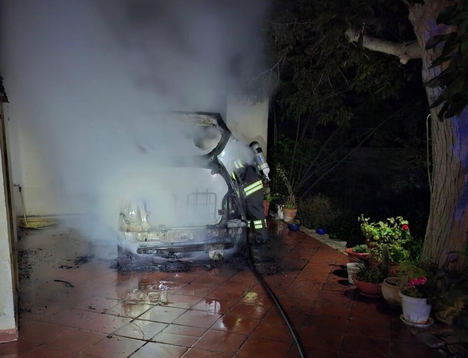 Auto in fiamme nella notte a Melissano e Lecce: indagini in corso