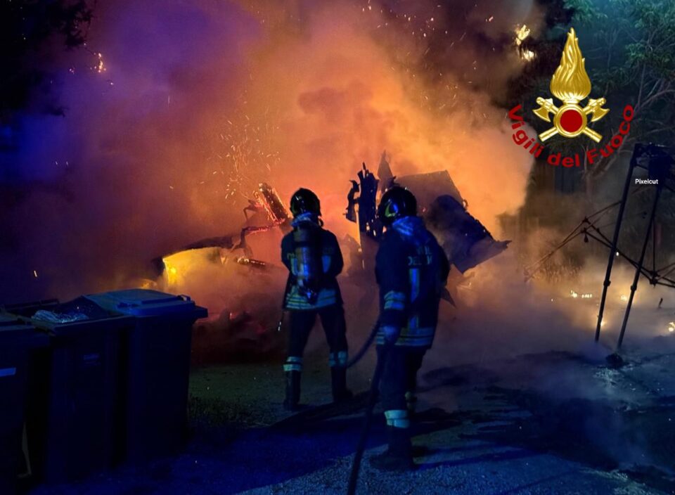 A fuoco furgone adibito a somministrazione di cibo a Lizzanello