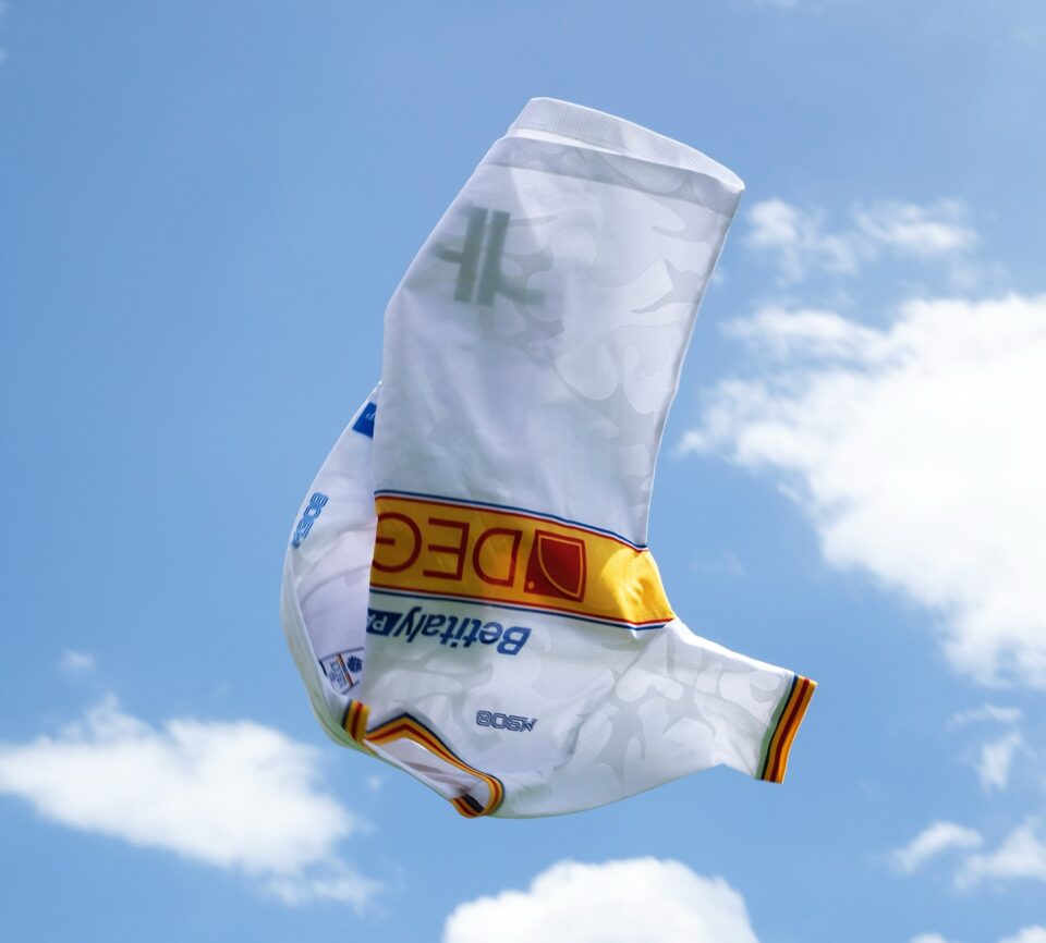 Lecce, svelata la maglia bianca