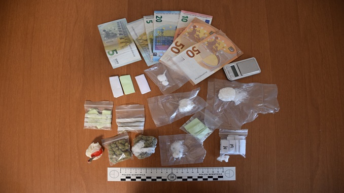 Ventiduenne trovato in possesso di droga e allucinogeni: arrestato