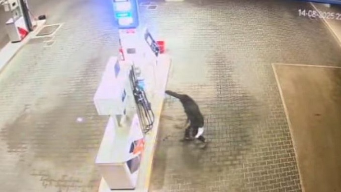 in fiamme colonnina carburante e ingresso uffici cimitero