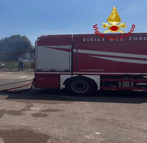 Lequile, incendio all'interno della pineta Buia