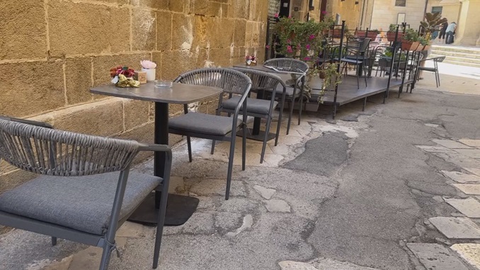 Piazzetta Regina Maria tra buche e cadute