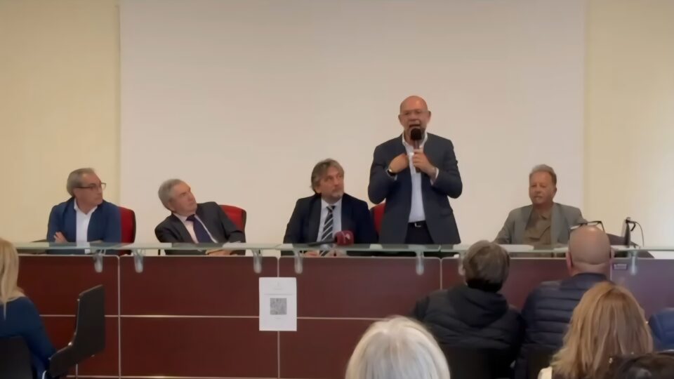 "Scherma per tutti” e “Nastro rosa” sono le due iniziative presentate oggi a Palazzo Carafa