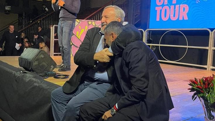 abbraccio decaro emiliano