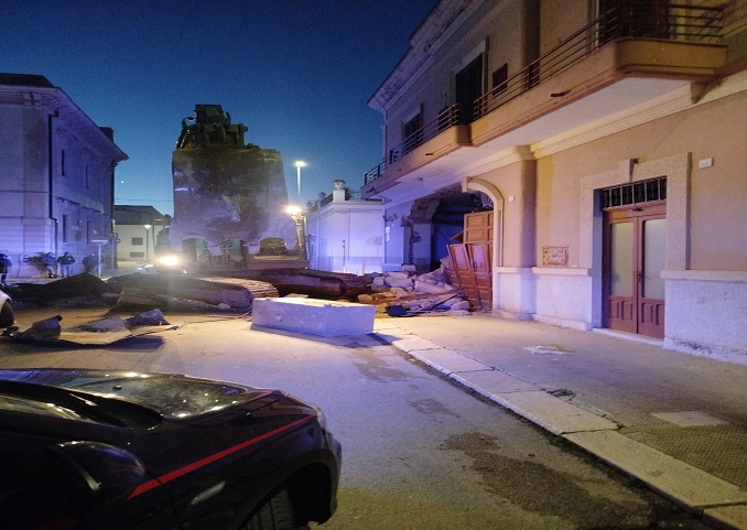 Assaltano il bancomat con una ruspa: carabinieri mettono in fuga i ladri