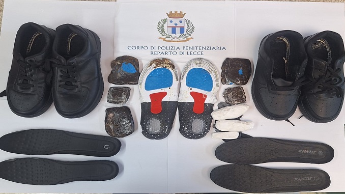 Nasconde droga all'interno delle scarpe e le scambia col padre detenuto, arrestato