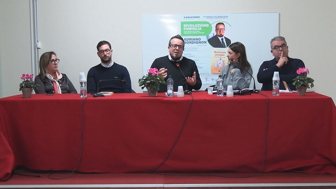 La famiglia vista come un sistema vivo e interconnesso e non più solo un fatto privato, ma un soggetto sociale ed economico attivo e motore di cambiamento per l’intera comunità, che necessita quindi di condizioni adeguate per prosperare È questa la visione della famiglia, che Adriano Bordignon, presidente del Forum nazionale delle Associazioni Familiari, descrive nel suo ultimo libro "Rivoluzione famiglia. Un ecosistema per il futuro". Testo che è stato presentato anche a Cavallino al centro mediterraneo di Cultura. Bordignon rivolge poi un'invito ai rappresentanti politici, in particolae ai candidati alla presidenza della Regione, affinchè mettano a disposizione risorse struttruali adeguate per la familgia, che ha bisogno – dice- di un ecosistema che le valorizzi e la metta in condizione di dare il meglio di sè