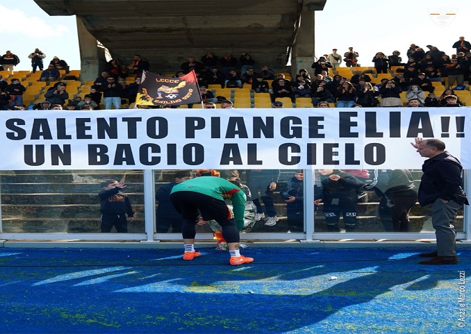 L'U.S. Lecce ricorda il piccolo Elia, ucciso dalla mamma: fiori e striscioni