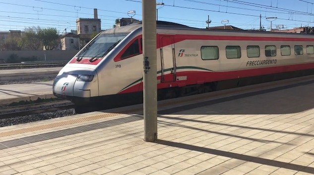treni, lunedi di passione